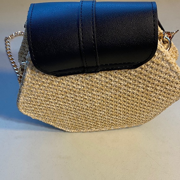 Elegant Black and Tan Crossbody Bag with Gold Chain - Picture 2 of 4